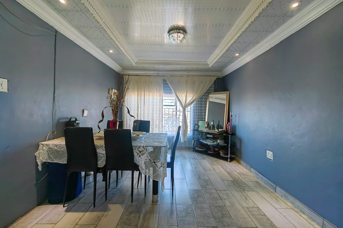 Family Home in Ikageng - Photo 4