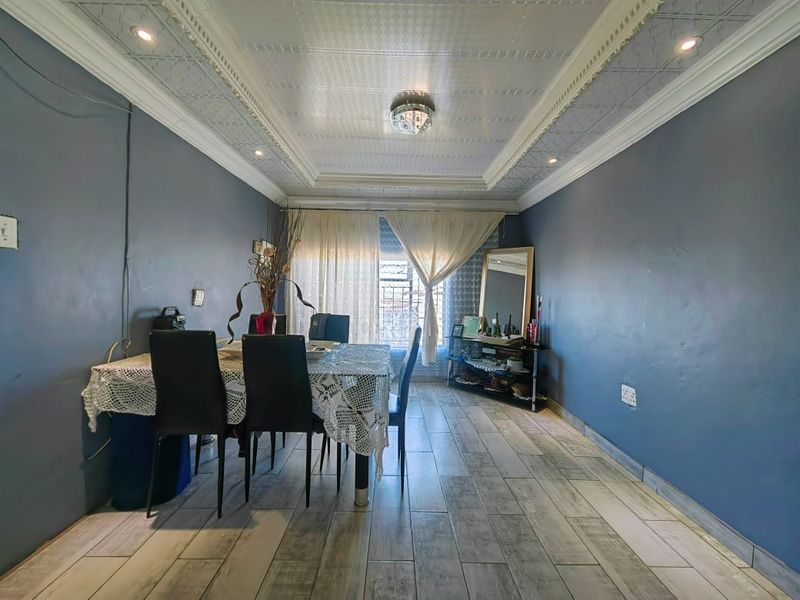 Family Home in Ikageng - Photo 4