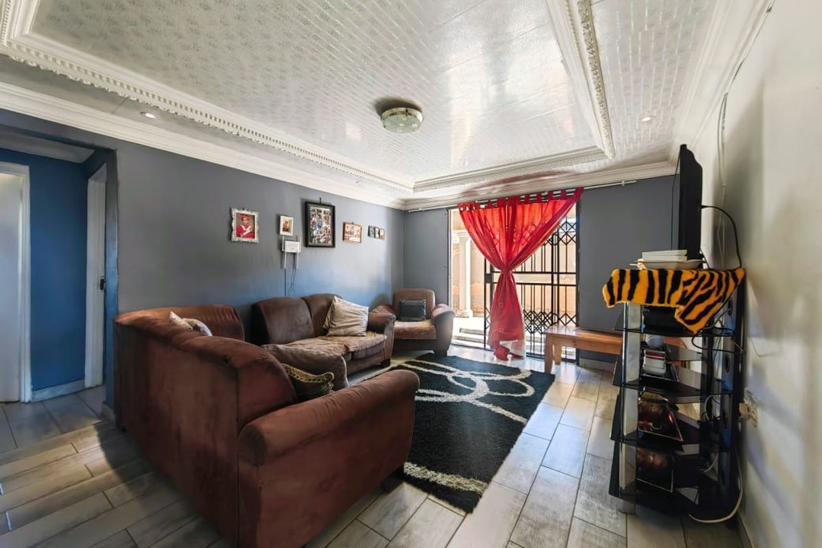 Family Home in Ikageng - Photo 3