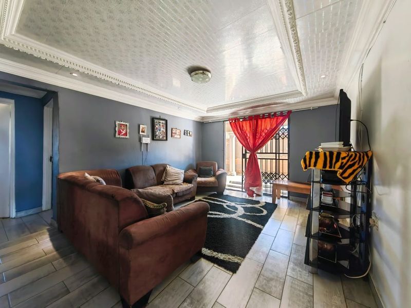 Family Home in Ikageng - Photo 3