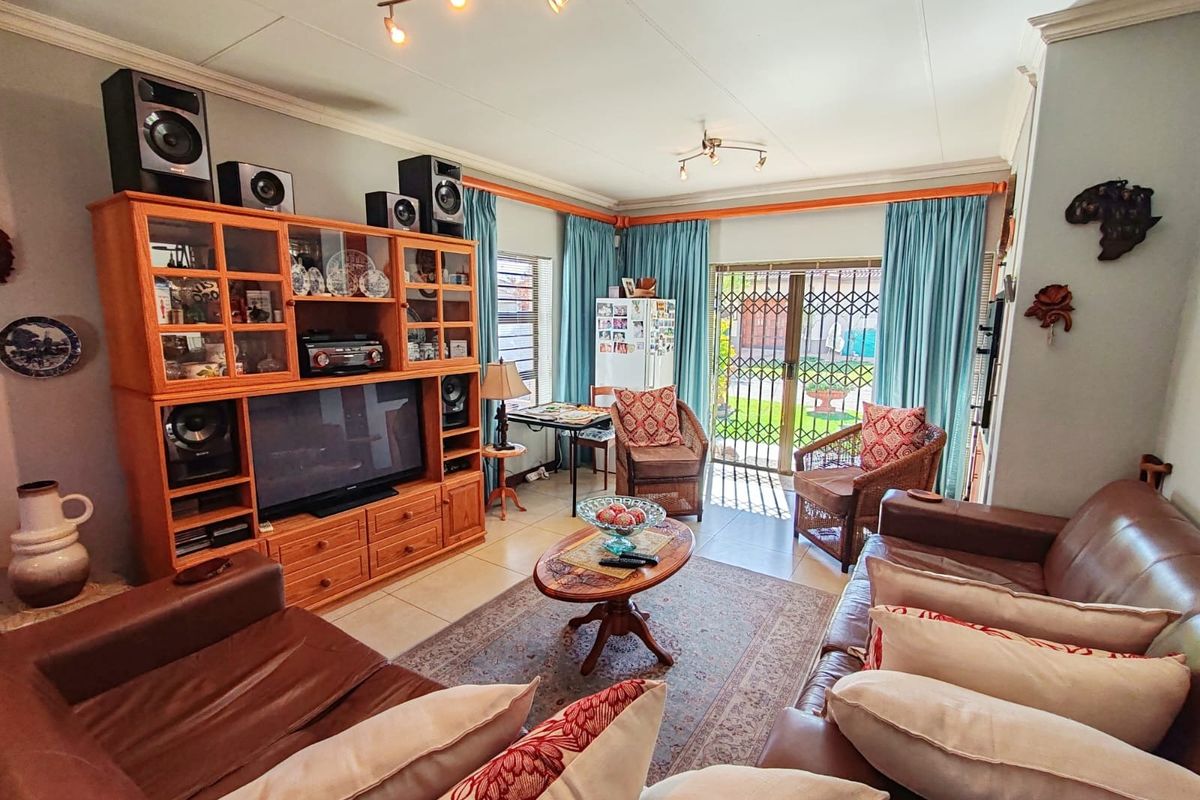 Neat as a Pin! - Photo 4