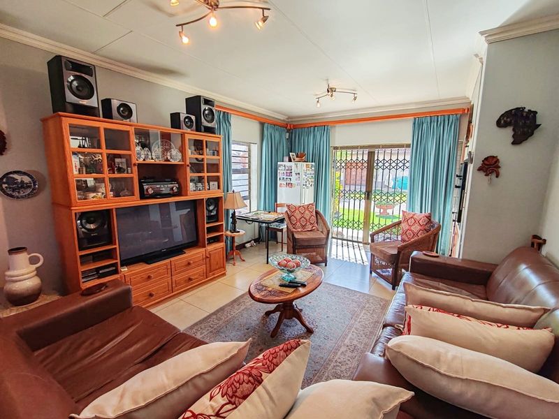 Neat as a Pin! - Photo 4