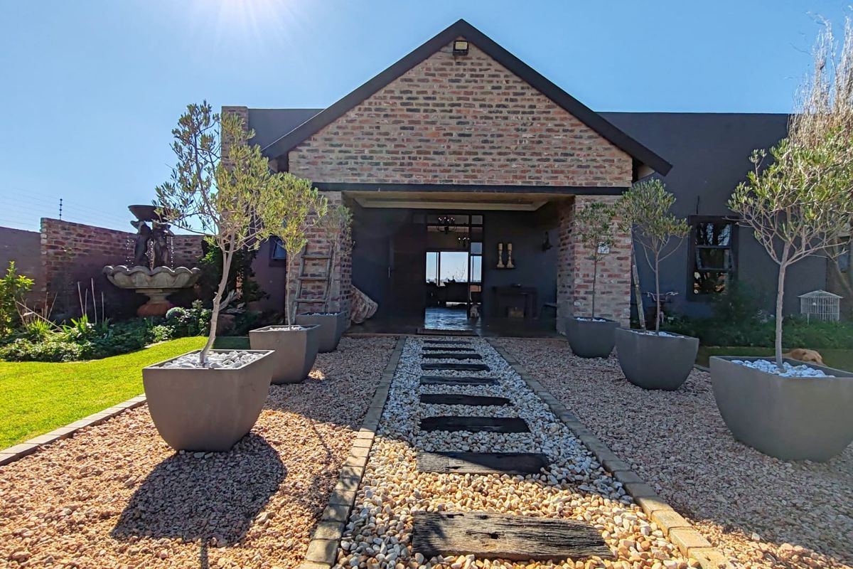 Beautiful Family Home in Ailanto Country Estate! - Photo 2