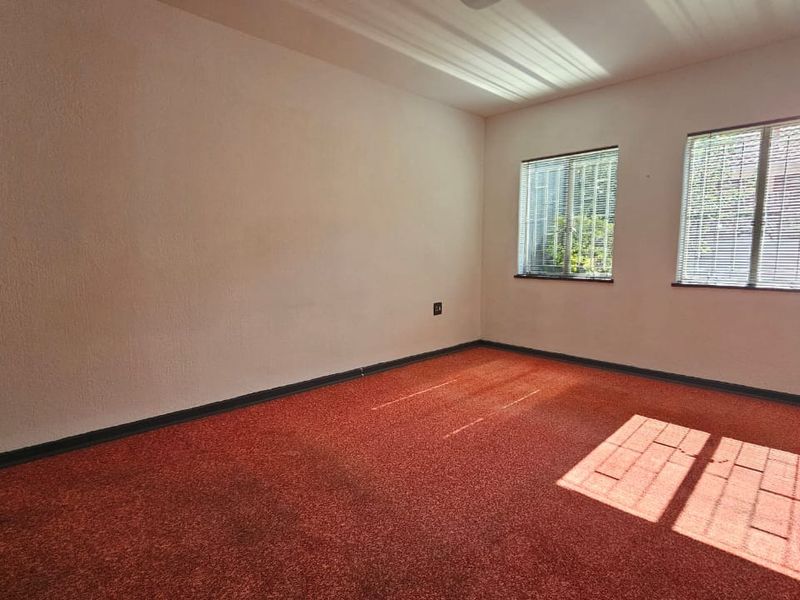 Spacious Townhouse in Central Town! - Photo 10