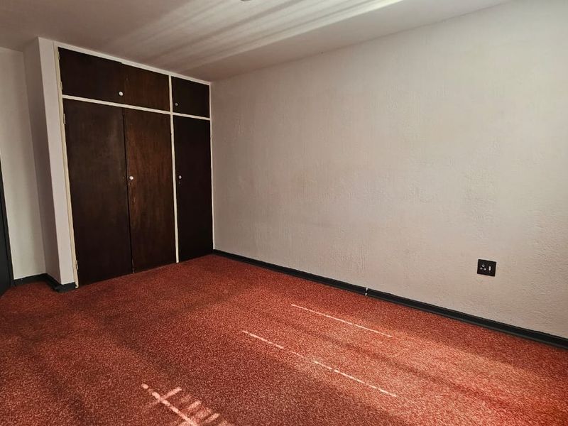 Spacious Townhouse in Central Town! - Photo 9