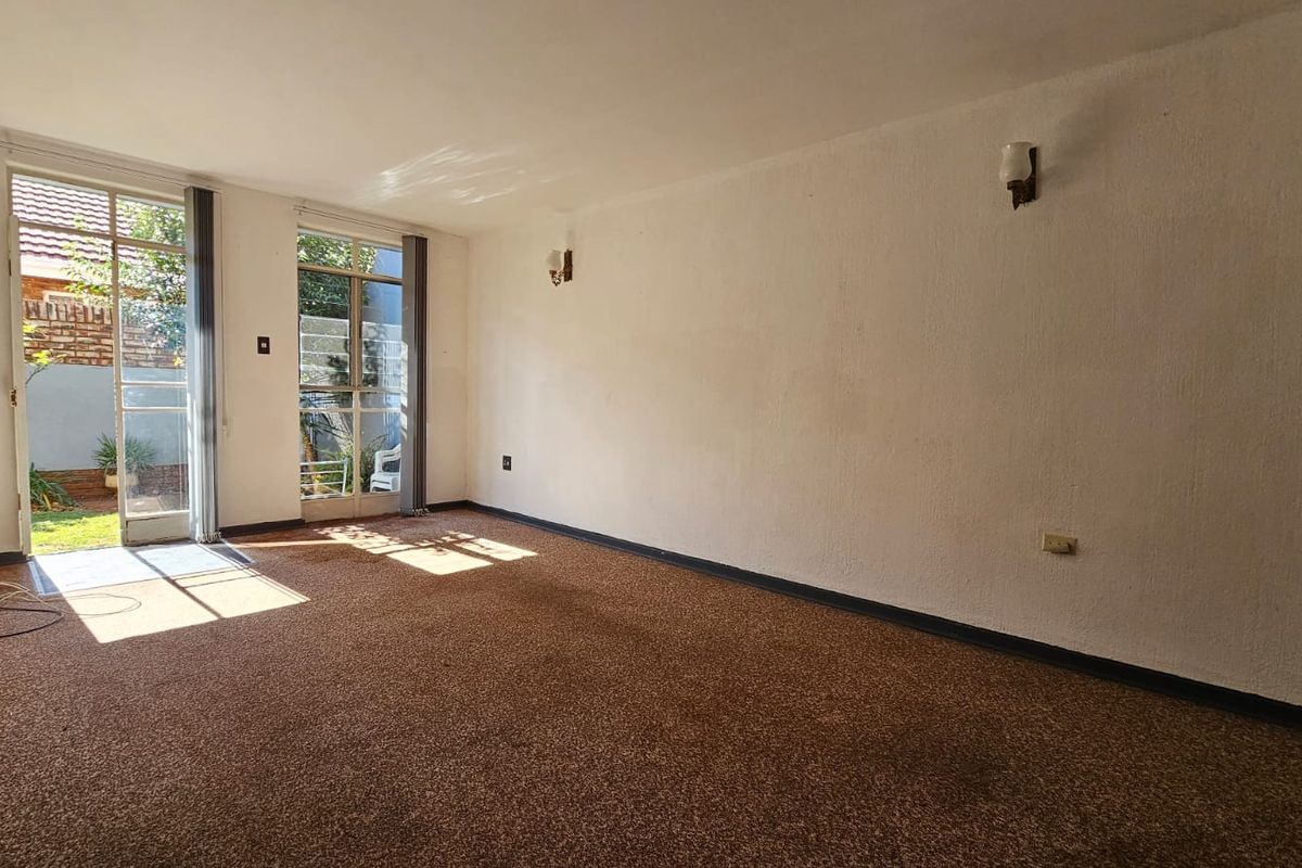 Spacious Townhouse in Central Town! - Photo 3