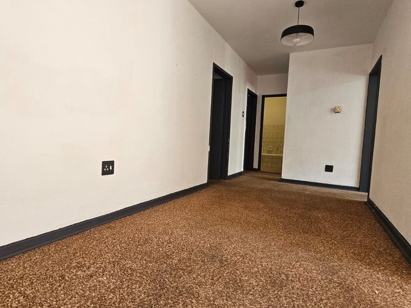 Spacious Townhouse in Central Town! - Photo 6