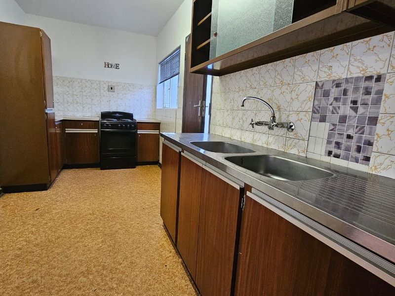 Spacious Townhouse in Central Town! - Photo 7