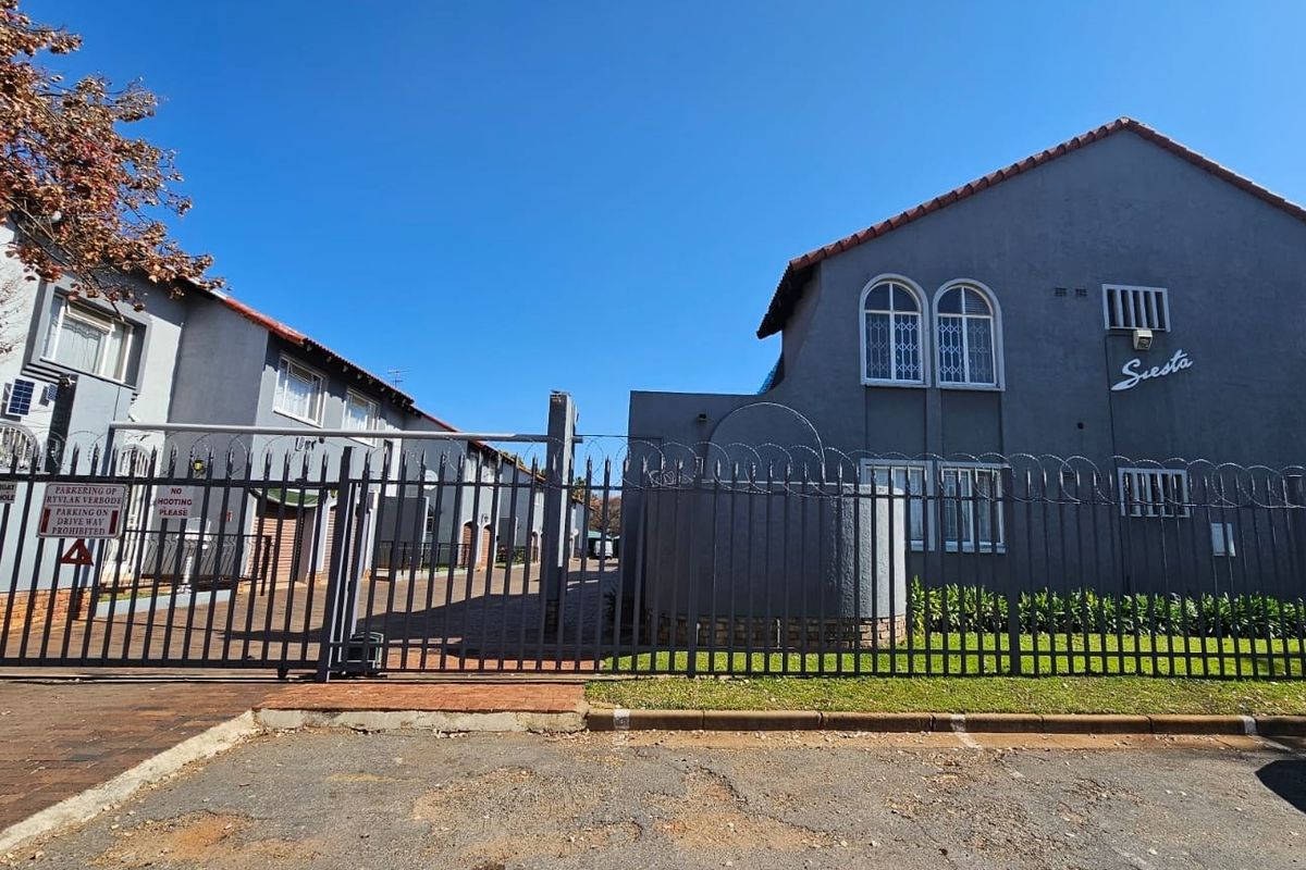 Spacious Townhouse in Central Town! - Photo 2