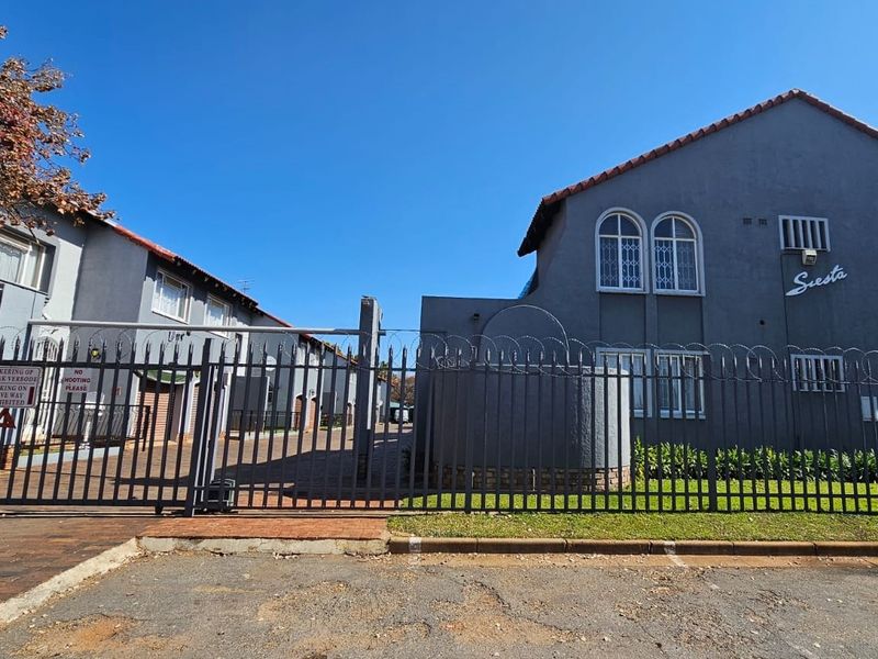 Spacious Townhouse in Central Town! - Photo 2