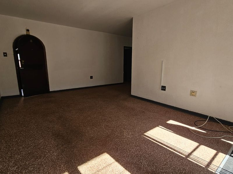 Spacious Townhouse in Central Town! - Photo 5