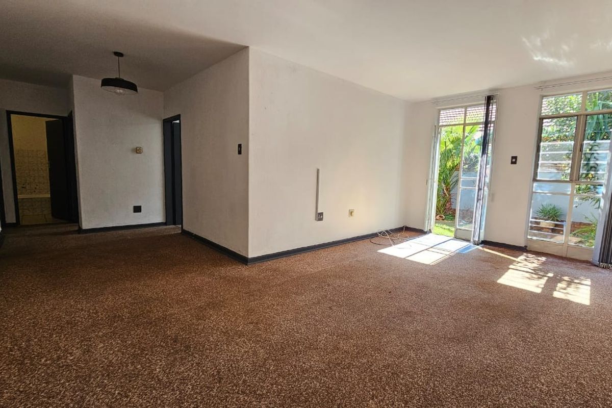 Spacious Townhouse in Central Town! - Photo 4