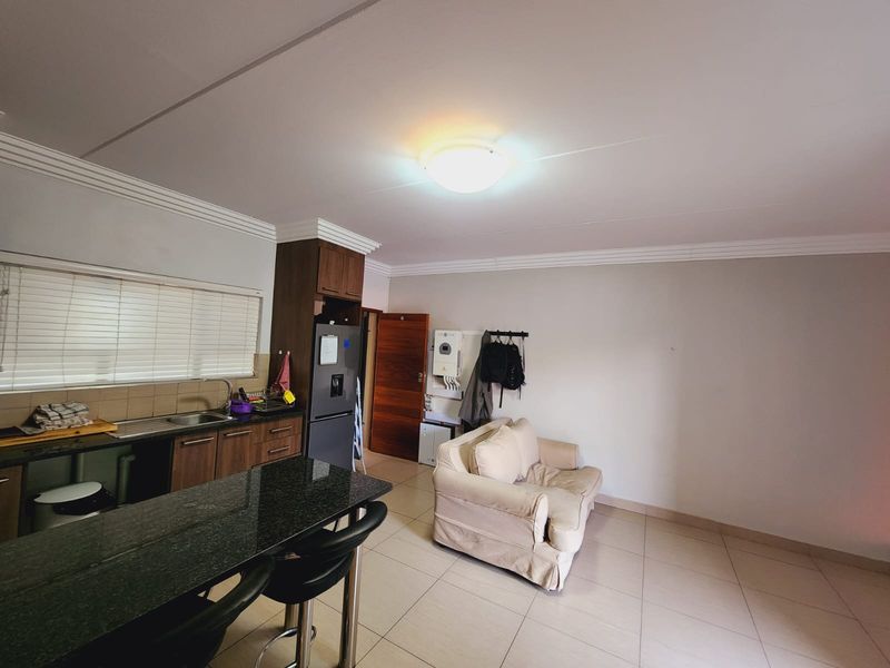 Apartment walking distance from the NWU! - Photo 3