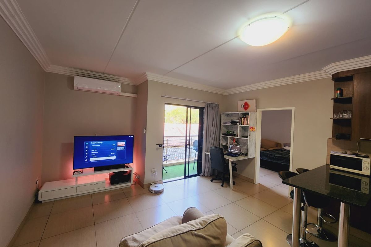 Apartment walking distance from the NWU! - Photo 2