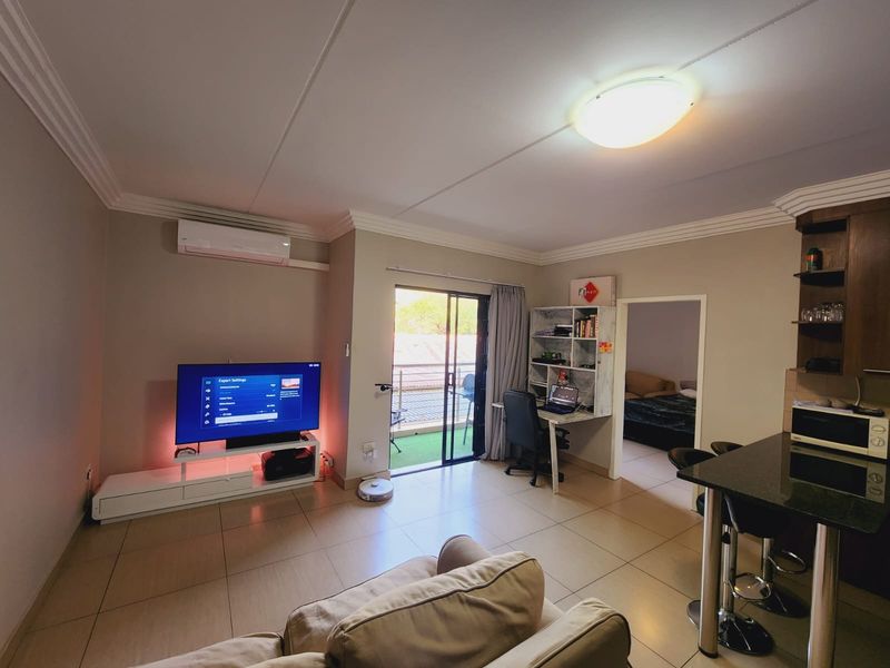 Apartment walking distance from the NWU! - Photo 2