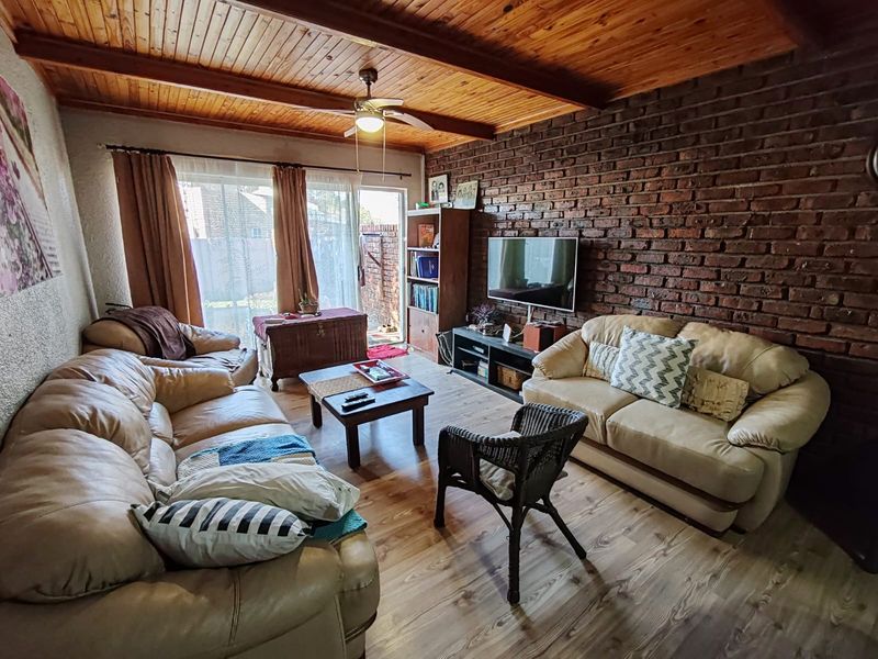 Spacious Townhouse in Kannoniers Park! - Photo 3