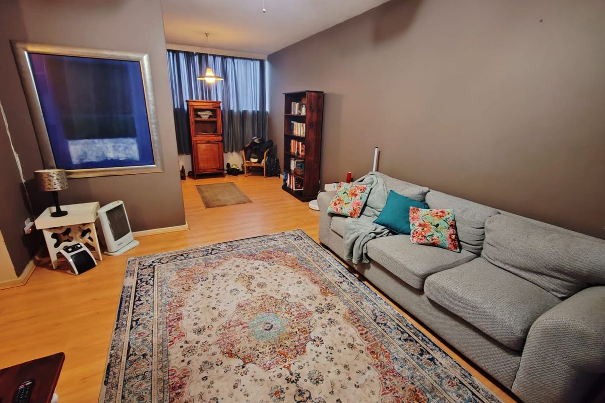 Spacious Townhouse in Central Town! - Photo 3