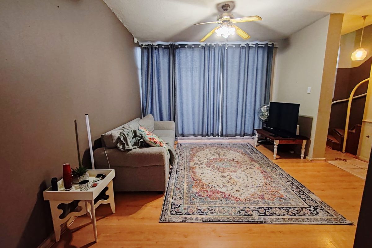 Spacious Townhouse in Central Town! - Photo 4