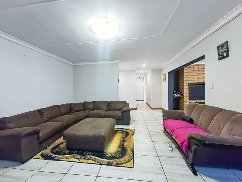 Low Maintenance Townhouse in Baillie Park! - Photo 3