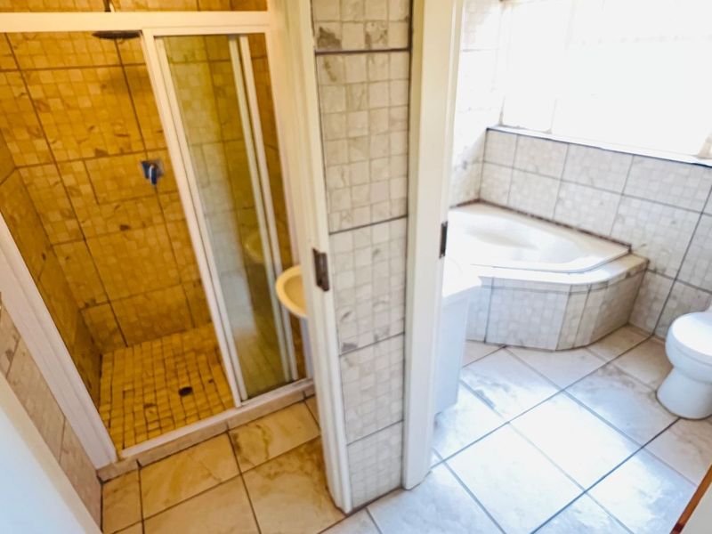 Spacious Apartment in Baillie Park! - Photo 9