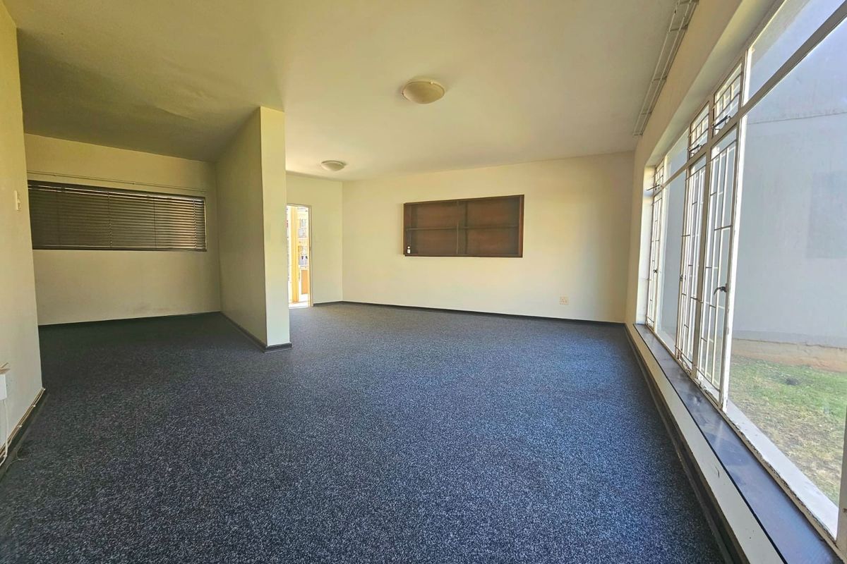 Spacious Apartment in Baillie Park! - Photo 3