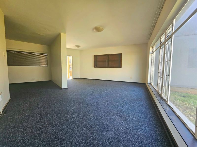 Spacious Apartment in Baillie Park! - Photo 3
