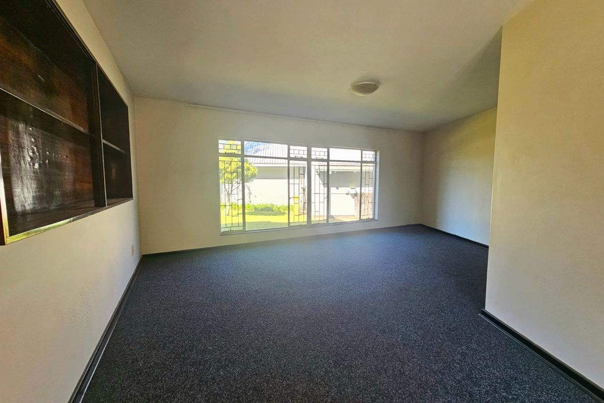 Spacious Apartment in Baillie Park! - Photo 2