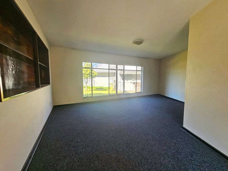 Spacious Apartment in Baillie Park! - Photo 2