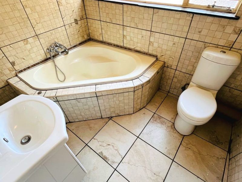 Spacious Apartment in Baillie Park! - Photo 10