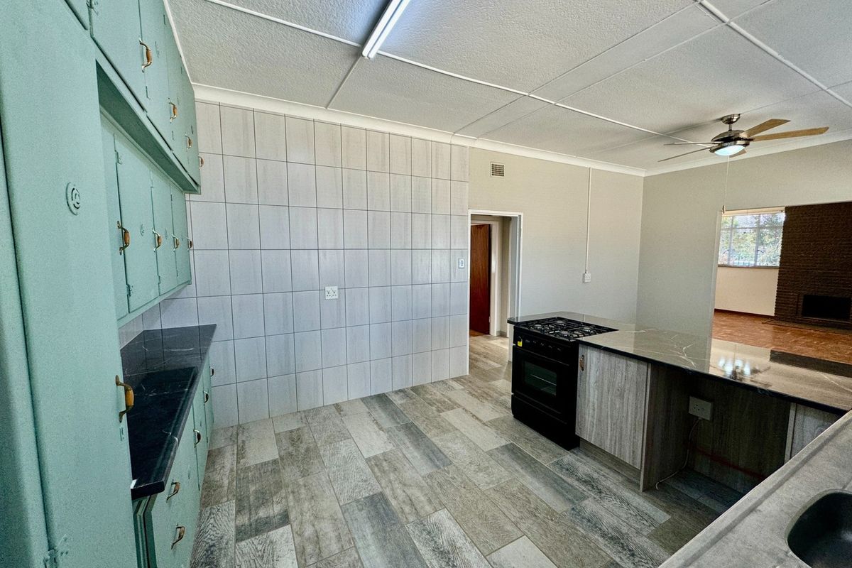 DUAL MANDATE: FAMILY HOME - Photo 3