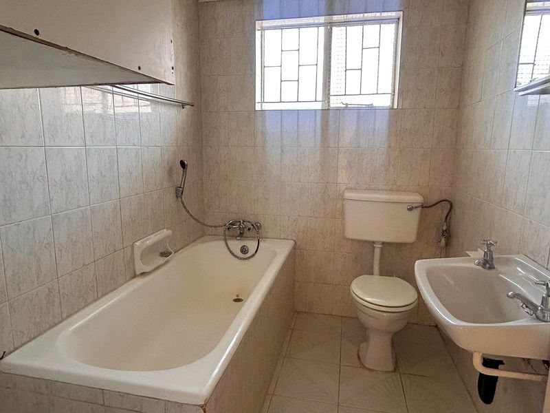 Charming and Spacious Centrally Located Apartment for Sale - Photo 8