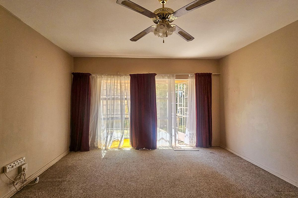 Charming and Spacious Centrally Located Apartment for Sale - Photo 3
