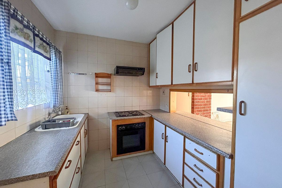 Charming and Spacious Centrally Located Apartment for Sale - Photo 5