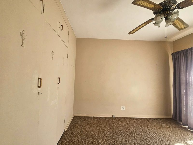 Charming and Spacious Centrally Located Apartment for Sale - Photo 10