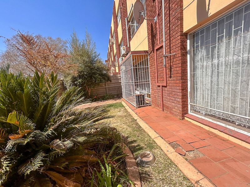 Charming and Spacious Centrally Located Apartment for Sale - Photo 1