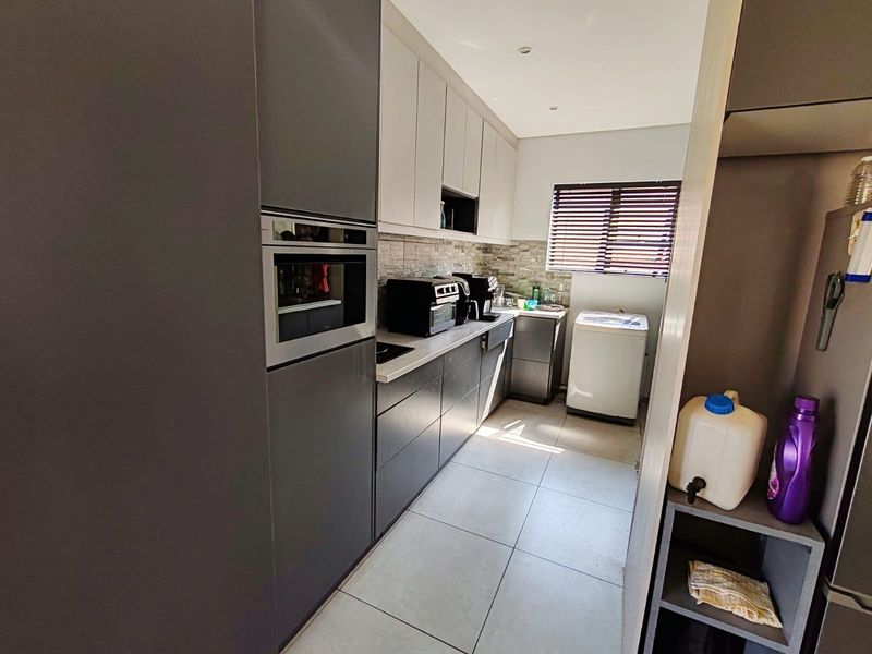 Modern Estate Living! - Photo 7