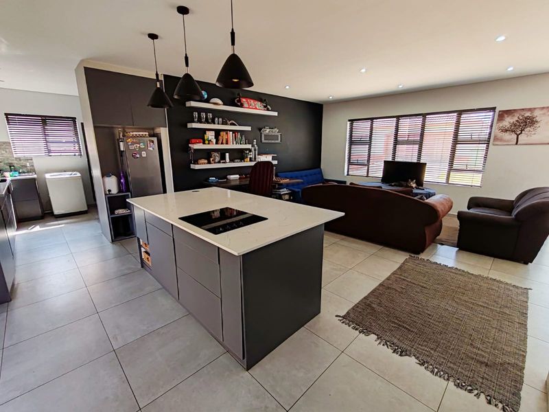 Modern Estate Living! - Photo 4