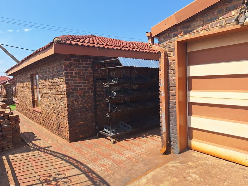A Home in Safe Area in Ikageng..... - Photo 7