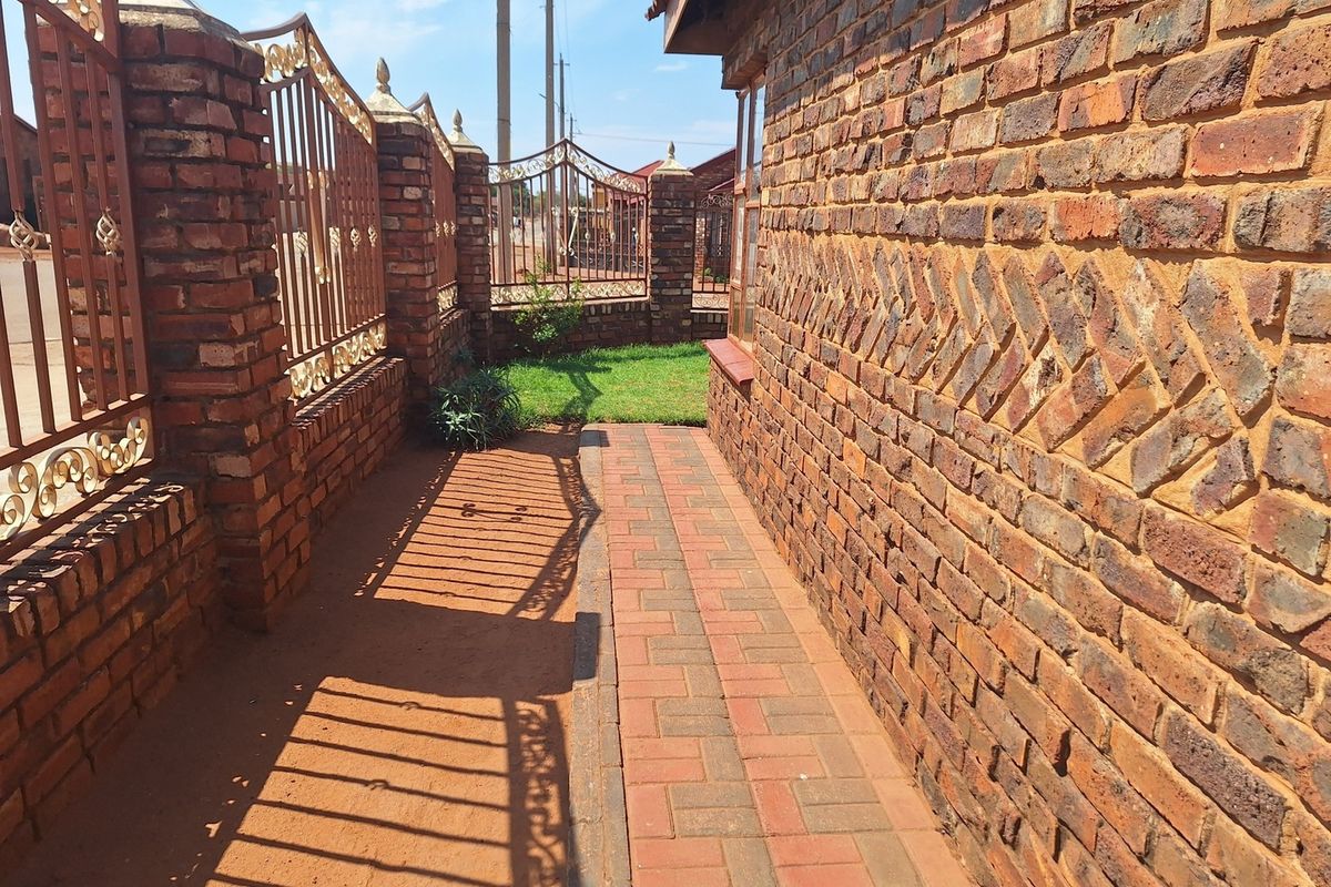 A Home in Safe Area in Ikageng..... - Photo 2