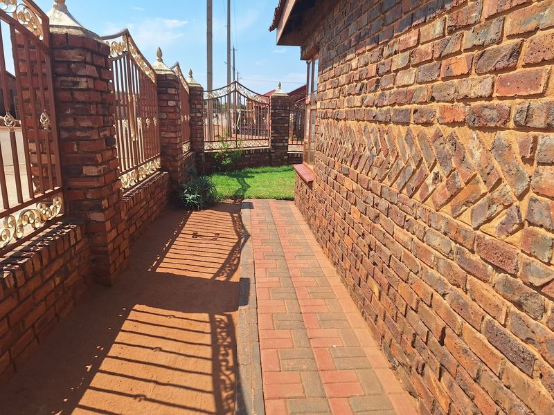 A Home in Safe Area in Ikageng..... - Photo 2