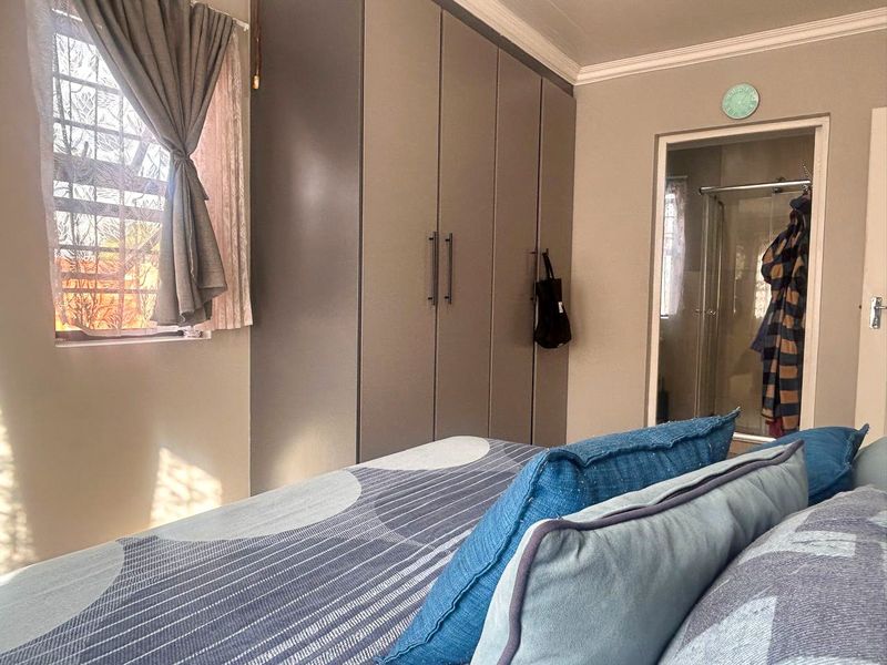 Modern Townhouse in Baillie Park – Light, Space, and Comfort - Photo 8