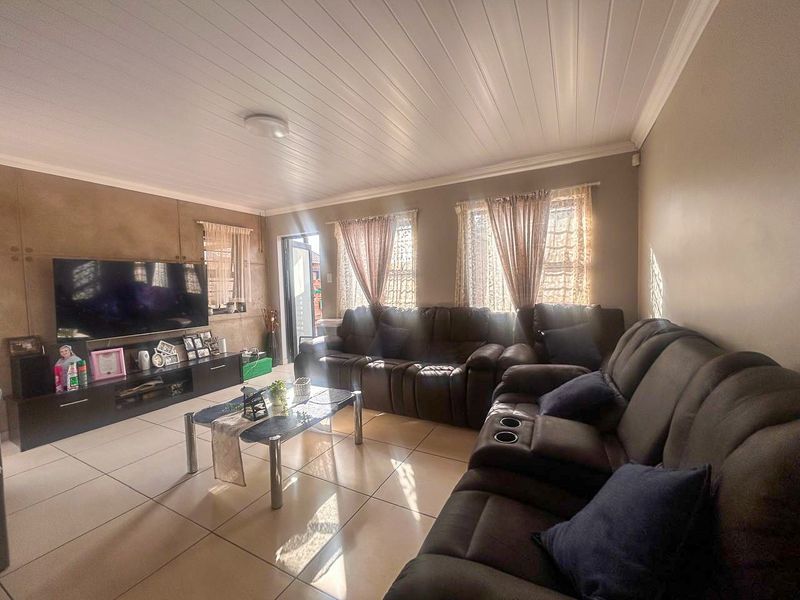 Modern Townhouse in Baillie Park – Light, Space, and Comfort - Photo 3