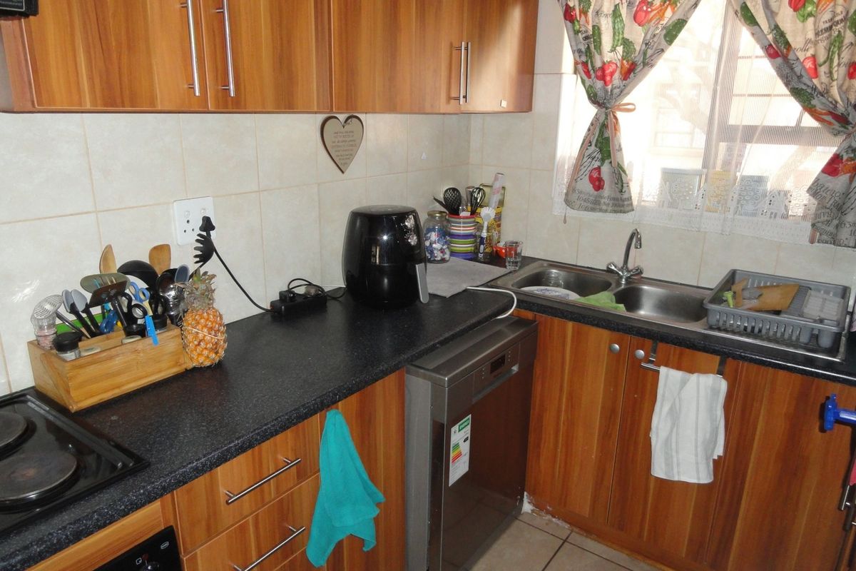 Beautiful Three Bedroom Townhouse Potchefstroom – For Sale - Photo 4