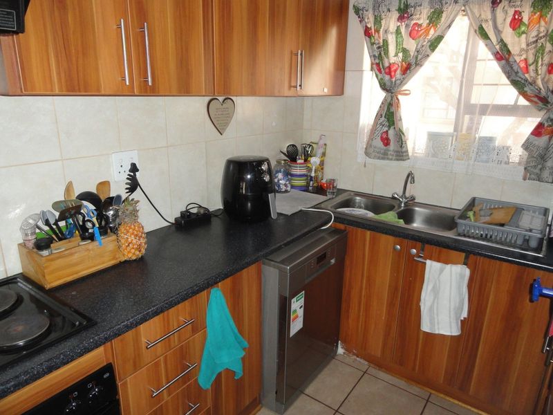 Beautiful Three Bedroom Townhouse Potchefstroom – For Sale - Photo 4