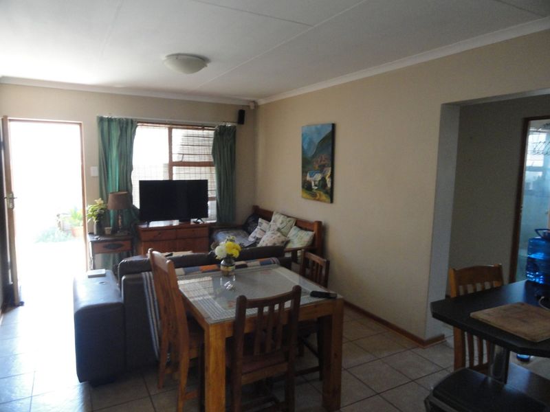 Beautiful Three Bedroom Townhouse Potchefstroom – For Sale - Photo 2