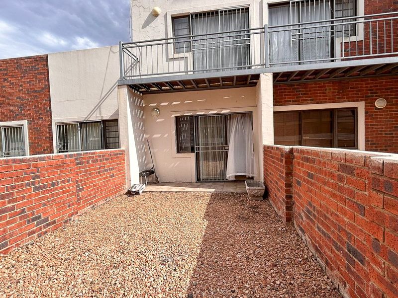 Spacious Ground Floor Apartment in Secure Carmen Complex - Photo 9