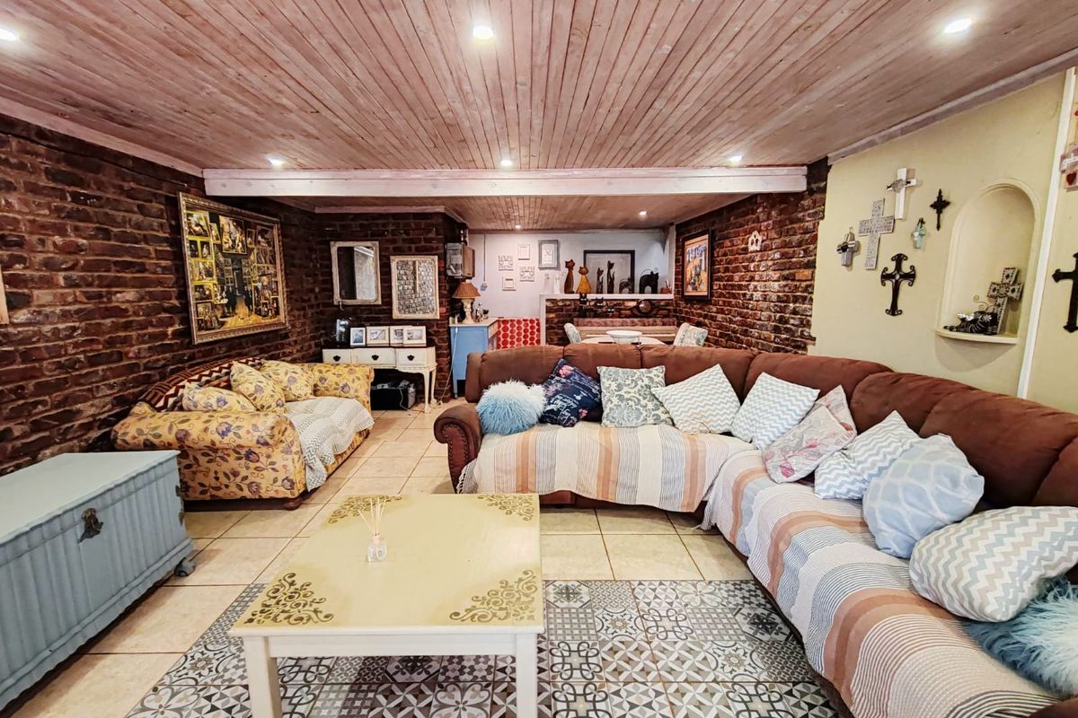 Small Holding in Baillie Park with 8 Apartments! - Photo 2