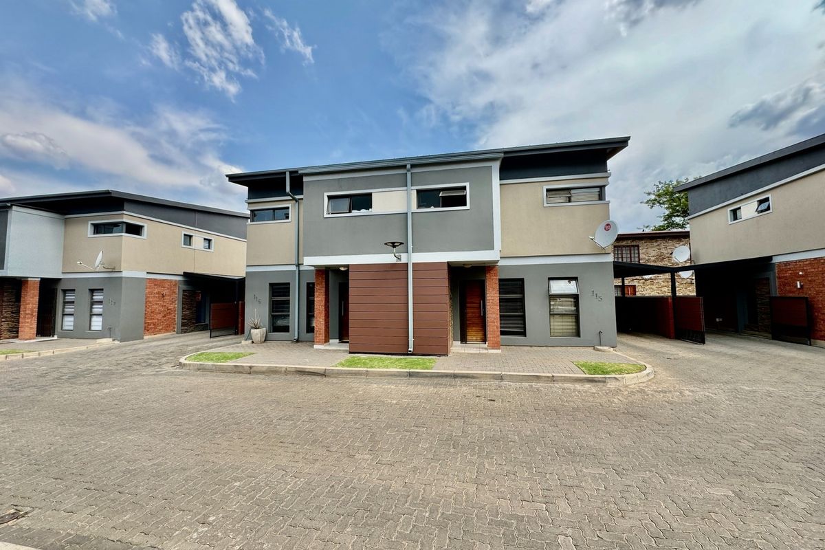 2 Bedroom Townhouse with plenty of space! - Photo 2