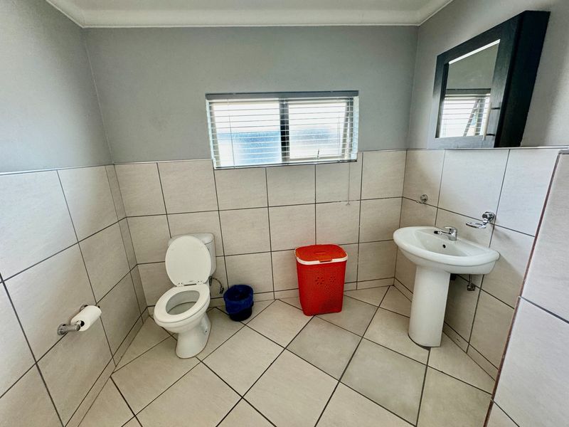 2 Bedroom Townhouse with plenty of space! - Photo 8