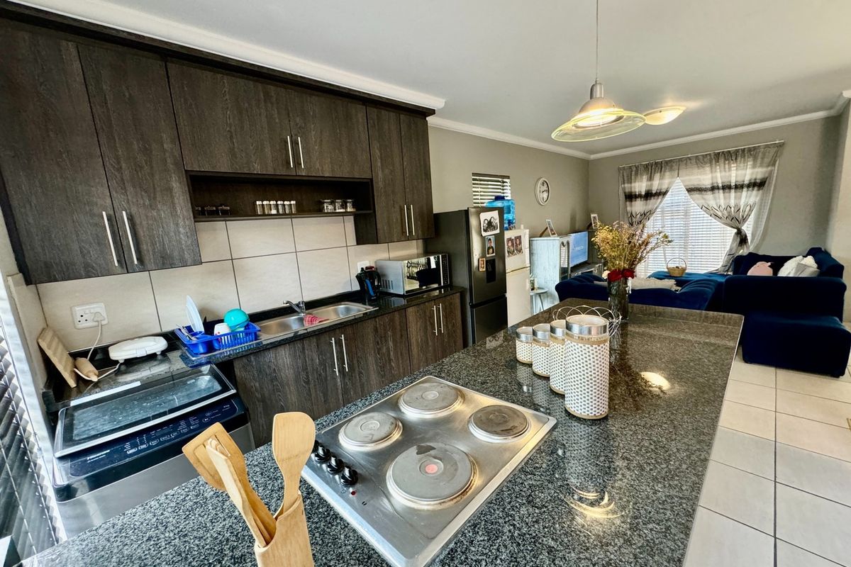 2 Bedroom Townhouse with plenty of space! - Photo 3